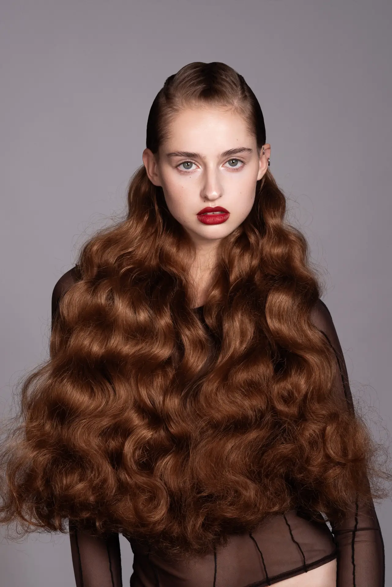 haarmacher, Friseur Berlin Friedrichshain, Model guckt in Kamera, lange, lockige, nach vorne gelegte Haare