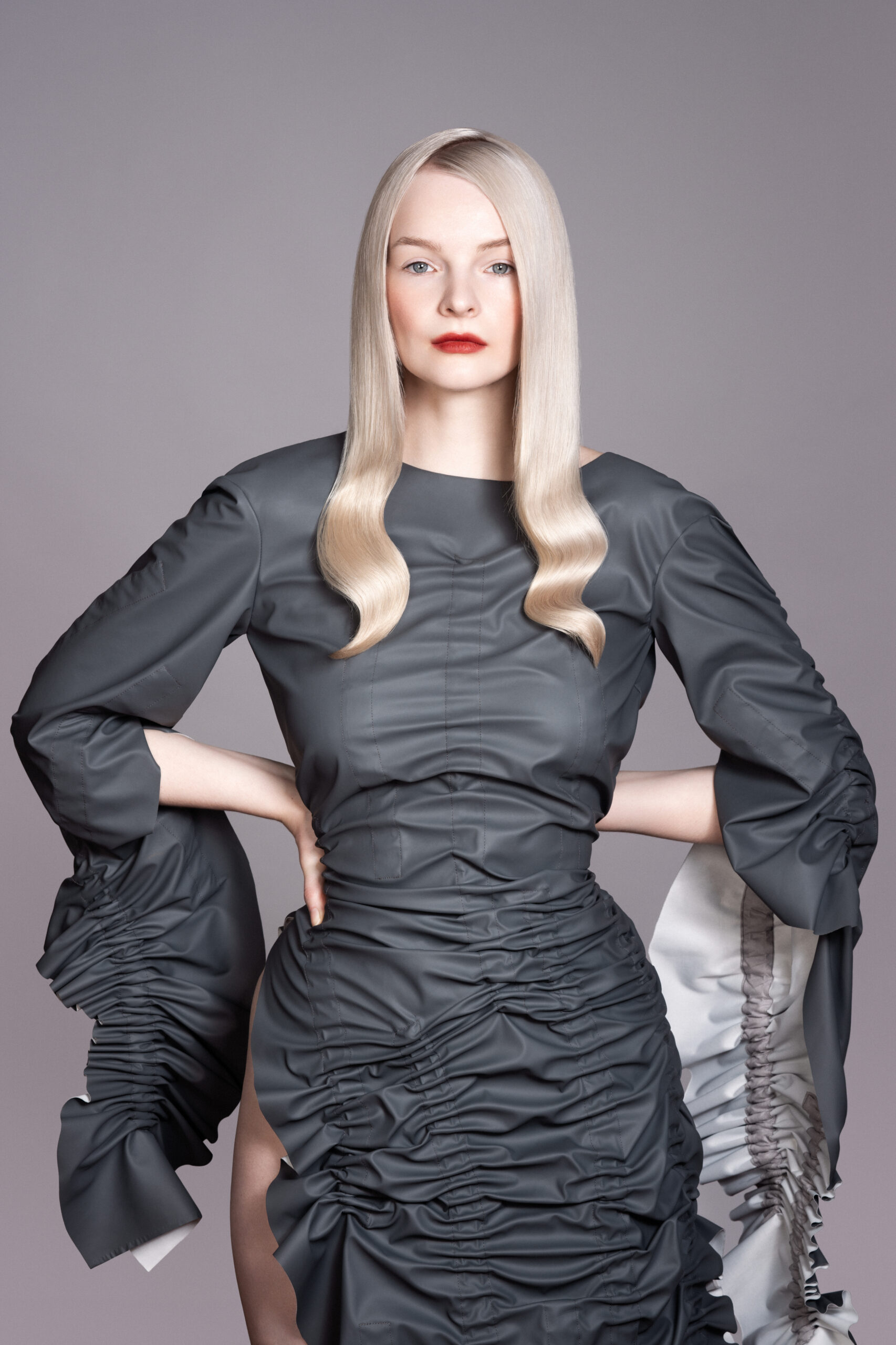 haarmacher farbedel, coloration, Model guckt in Kamera, Haare Zick-Zack gelegt, gerade, an den Spitzen gelockt