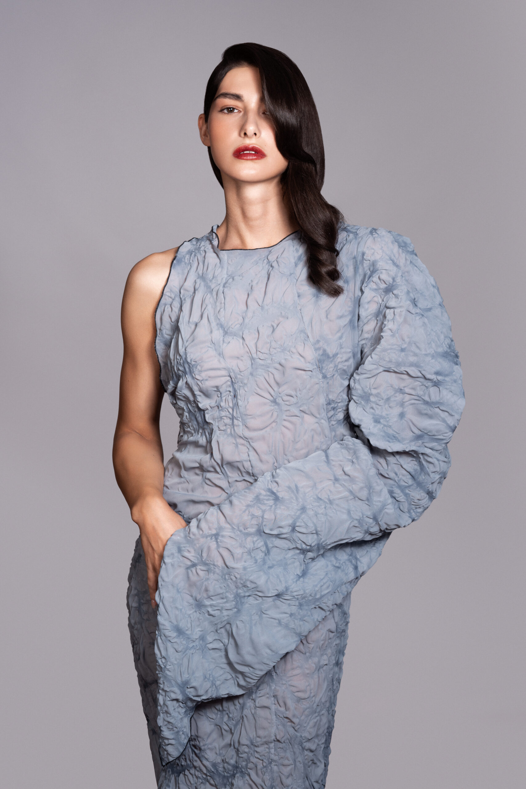 haarmacher farbedel, coloration, Model guckt in Kamera, gelockte sauber gelegte Haare