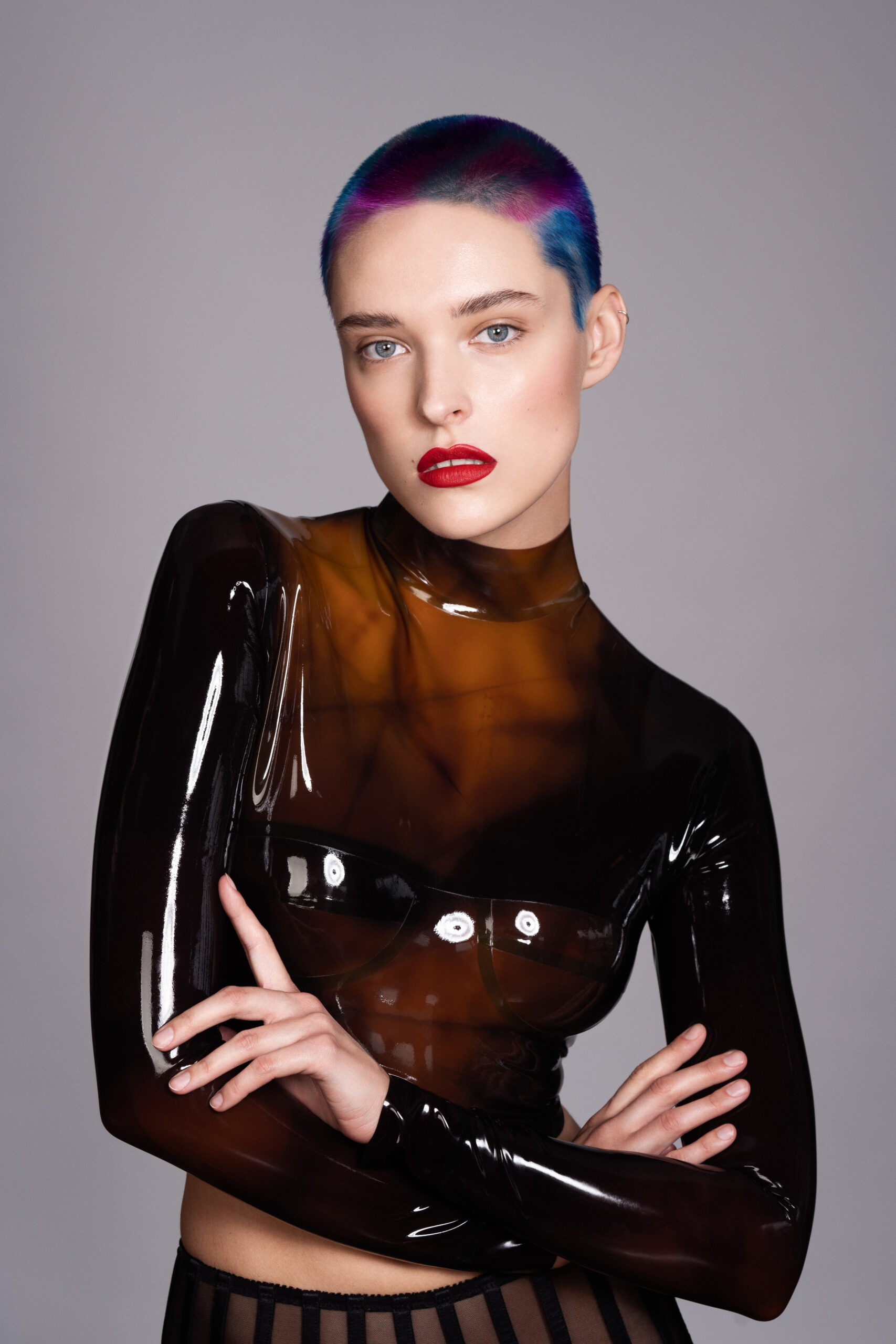 haarmacher farbedel, coloration, Model guckt in Kamera, kurze Haare, bunt gefärbt