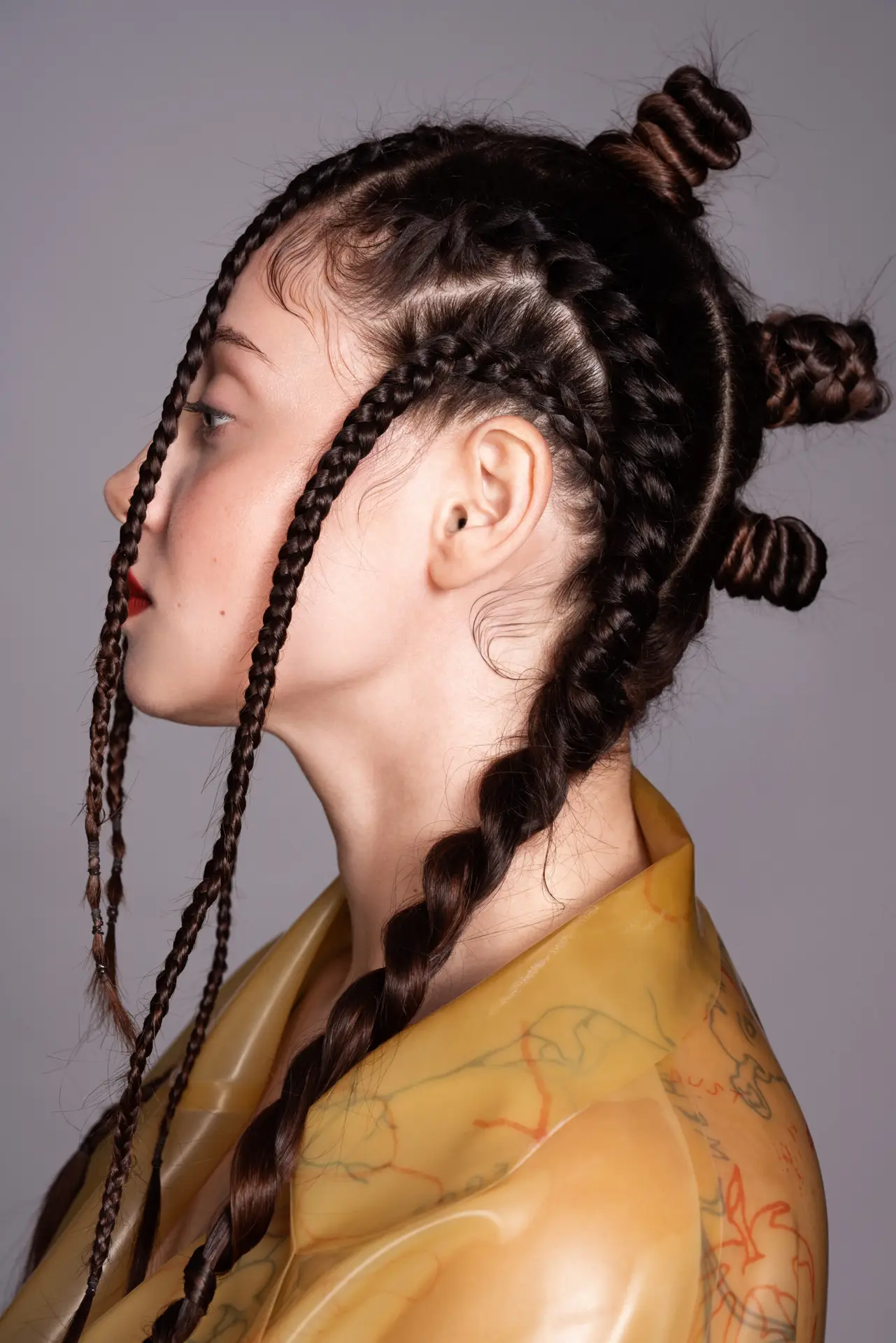 haarmacher, Friseur Berlin Friedrichshain, Model guckt zur Seite, lange, aufwendig geflochtene Haare
